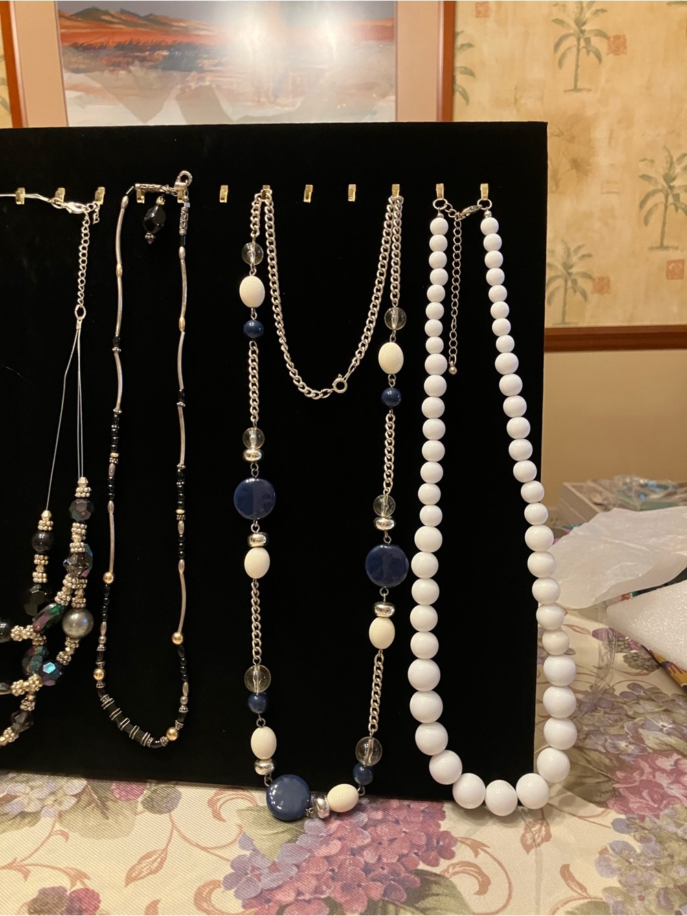 BUNDLE SALE 7 NECKLACES AND 2 PAIRS OF PIERCED EARRINGS. - Picture 6 of 13